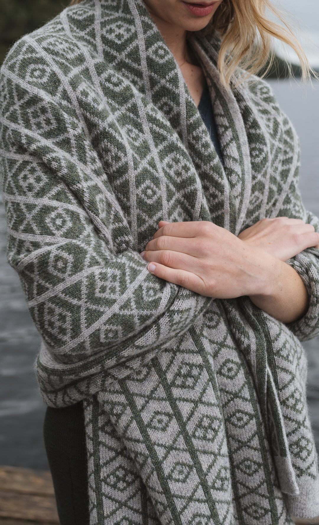 The Ruskin British Wool Jacquard Blanket in Kingfisher Blue / Grey